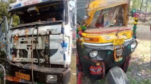 ट्रक-ऑटोरिक्शा की टक्कर में चार लोगों की मौत ट्रक-ऑटोरिक्शा की टक्कर में चार लोगों की मौत