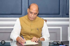 राष्ट्रीय सुरक्षा को मजबूत करने व सैन्य आधुनिकीकरण पर ध्यान केंद्रित करेंगे : राजनाथ राष्ट्रीय सुरक्षा को मजबूत करने व सैन्य आधुनिकीकरण पर ध्यान केंद्रित करेंगे : राजनाथ