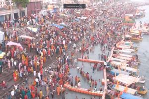 गंगा दशहरा पर प्रयागराज, वाराणसी, हरिद्वार सहित विभिन्न गंगा घाटों पर श्रद्धालुओं की भारी भीड़ रही गंगा दशहरा पर प्रयागराज, वाराणसी, हरिद्वार सहित विभिन्न गंगा घाटों पर श्रद्धालुओं की भारी भीड़ रही