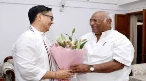 संसदीय कार्य मंत्री रीजीजू ने कांग्रेस अध्यक्ष खरगे से मुलाकात की