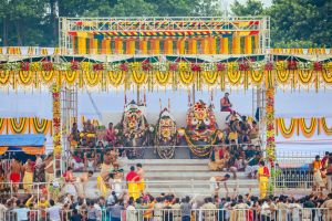 पुरी में भगवान जगन्नाथ की ‘स्नान यात्रा' के लिए एकत्रित हुए हजारों श्रद्धालु पुरी में भगवान जगन्नाथ की ‘स्नान यात्रा' के लिए एकत्रित हुए हजारों श्रद्धालु