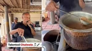 सूरत के सिंगिंग चायवाले अंकल सोशल मीडिया पर छाए, हाथों में माइक लेकर गाना सुनाते हुए बनाते हैं चाय