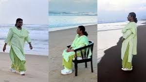  राष्ट्रपति मुर्मू ने पुरी के समुद्र तट पर कुछ समय बिताया