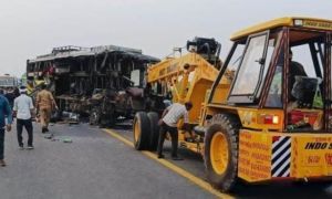एक्सप्रेसवे पर स्लीपर बस की टैंकर से भिड़ंत, 18 की मौत और 19 घायल एक्सप्रेसवे पर स्लीपर बस की टैंकर से भिड़ंत, 18 की मौत और 19 घायल