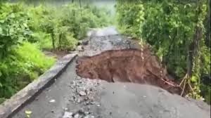रत्नागिरी में बारिश से बह गई सड़क, नदी में गिरा मलबा रत्नागिरी में बारिश से बह गई सड़क, नदी में गिरा मलबा