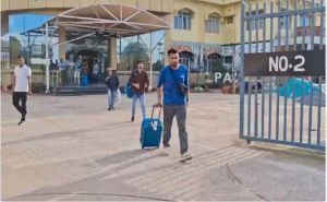 बांग्लादेश में चल रहे हिंसक प्रदर्शनों के कारण लगभग एक हजार भारतीय विद्यार्थी भारत लौट चुके हैं बांग्लादेश में चल रहे हिंसक प्रदर्शनों के कारण लगभग एक हजार भारतीय विद्यार्थी भारत लौट चुके हैं