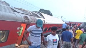 मुंबई मेल के 18 डिब्बे पटरी से उतरे, दो की मौत 