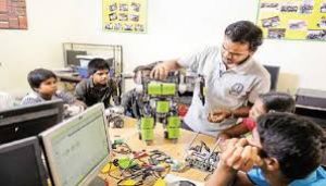 सरकारी स्कूलों के छात्र सीख रहे कोडिंग-रोबोटिक्स के गुर सरकारी स्कूलों के छात्र सीख रहे कोडिंग-रोबोटिक्स के गुर