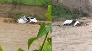 उफनती नदी में वाहन के बहने से एक परिवार के आठ सदस्यों समेत नौ की मौत उफनती नदी में वाहन के बहने से एक परिवार के आठ सदस्यों समेत नौ की मौत