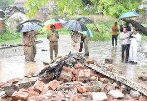  मकान की छत गिरी, मलबे में दबने से मां-बेटे की मौत, पिता-पुत्री गंभीर रूप से घायल