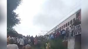  आग लगने की अफवाह पर ट्रेन से दो महिलाओं समेत छह यात्री कूदे