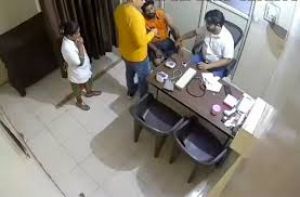 31 वर्षीय व्यक्ति की दिल के दौरे से मौत, घटना का वीडियो वायरल 31 वर्षीय व्यक्ति की दिल के दौरे से मौत, घटना का वीडियो वायरल