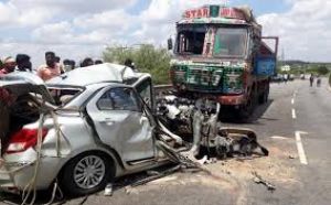 ट्रक ने श्रद्धालुओं से भरी कार को टक्कर मारी, आठ लोगों की मौत ट्रक ने श्रद्धालुओं से भरी कार को टक्कर मारी, आठ लोगों की मौत