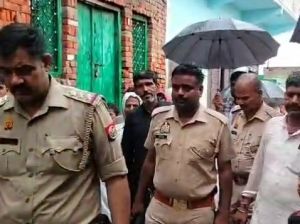 नोएडा में तेज बारिश से मकान की छत गिरी, सात लोगों के मलबे में दबे होने की आशंका नोएडा में तेज बारिश से मकान की छत गिरी, सात लोगों के मलबे में दबे होने की आशंका