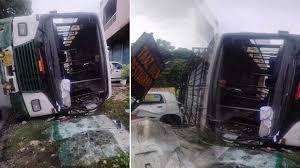  पंजाब के पठानकोट में बस पलटने से एक यात्री की मौत, 16 घायल