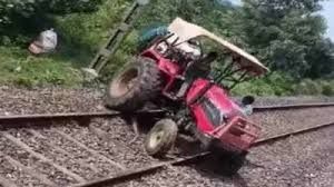 रेलवे पटरी पर ट्रैक्टर देख कर चालक ने समय पर ट्रेन रोकी, दुर्घटना टली : आरपीएफ रेलवे पटरी पर ट्रैक्टर देख कर चालक ने समय पर ट्रेन रोकी, दुर्घटना टली : आरपीएफ