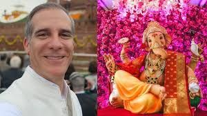 अमेरिकी राजदूत ने मुंबई के पहले गणेश पंडाल में पूजा की