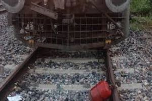 कानपुर में रेल की पटरी पर सिलेंडर मिला, चालक ने मालगाड़ी रोककर हादसा टाला कानपुर में रेल की पटरी पर सिलेंडर मिला, चालक ने मालगाड़ी रोककर हादसा टाला