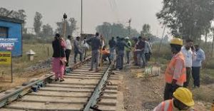 अब पटरी पर मिला सीमेंट से निर्मित स्लीपर, मालगाड़ी का इंजन टकराया अब पटरी पर मिला सीमेंट से निर्मित स्लीपर, मालगाड़ी का इंजन टकराया