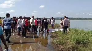 महानदी से निकाले गये दो विद्यार्थियों के शव महानदी से निकाले गये दो विद्यार्थियों के शव