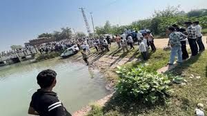 कार के नहर में गिर जाने से एक ही परिवार के सात लोगों की मौत कार के नहर में गिर जाने से एक ही परिवार के सात लोगों की मौत