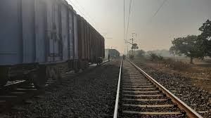 कपलिंग में खराबी के कारण मालगाड़ी दो हिस्सों में बंट गई