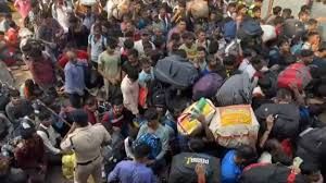 छठ और दिवाली के लिए प्रवासी श्रमिक अपने गृहनगर रवाना, सूरत स्टेशन पर भारी भीड़