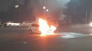 कार में आग लगने से एक ही परिवार के तीन लोगों की मौत