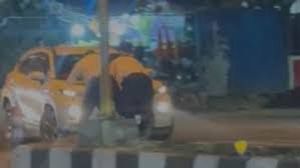 कार सवार ने यातायात पुलिसकर्मियों को टक्कर मारने के बाद 20 मीटर तक घसीटा