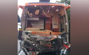  रायगढ़ जिले में मुंबई-पुणे एक्सप्रेसवे पर खड़े ट्रक से टकराई बस, 18 यात्री घायल