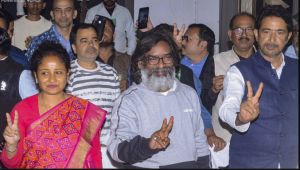 झामुमो नीत गठबंधन ने 56 सीट के साथ शानदार जीत दर्ज की, राजग को 24 सीट मिलीं झामुमो नीत गठबंधन ने 56 सीट के साथ शानदार जीत दर्ज की, राजग को 24 सीट मिलीं