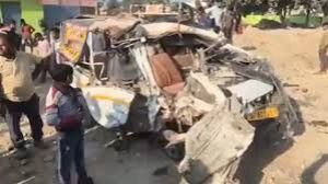  ट्रक और वैन के बीच टक्कर में सात लोगों की मौत