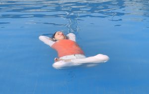 लखनऊ की महिला ने एक घंटे से अधिक समय तक जलीय ध्यान मुद्रा का प्रदर्शन किया लखनऊ की महिला ने एक घंटे से अधिक समय तक जलीय ध्यान मुद्रा का प्रदर्शन किया