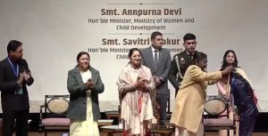 राष्ट्रपति द्रौपदी मुर्मु ने 17 बच्चों को असाधारण उपलब्धियों के लिए प्रधानमंत्री राष्ट्रीय बाल पुरस्कार प्रदान किए राष्ट्रपति द्रौपदी मुर्मु ने 17 बच्चों को असाधारण उपलब्धियों के लिए प्रधानमंत्री राष्ट्रीय बाल पुरस्कार प्रदान किए