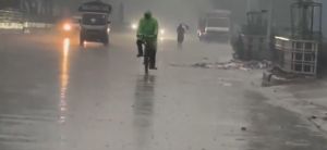 राष्ट्रीय राजधानी और उसके आस-पास रात भर बारिश के चलते तापमान में गिरावट से बढ़ी ठंड राष्ट्रीय राजधानी और उसके आस-पास रात भर बारिश के चलते तापमान में गिरावट से बढ़ी ठंड