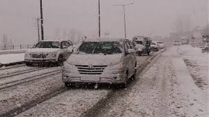  हिमपात के कारण दिनभर बंद रहने के बाद जम्मू-श्रीनगर राजमार्ग फिर से खोला गया