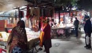 महाकुम्भ के पहले संगम क्षेत्र में सज रही हैं पूजन सामग्री की दुकानें महाकुम्भ के पहले संगम क्षेत्र में सज रही हैं पूजन सामग्री की दुकानें