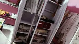 गांव में परिवार से लाखों का सोना और नकदी लूटी