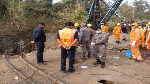 असम कोयला खदान हादसाः खनिकों की तलाश में गोताखोरों ने फिर शुरू किया अभियान असम कोयला खदान हादसाः खनिकों की तलाश में गोताखोरों ने फिर शुरू किया अभियान