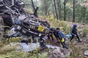 सड़क दुर्घटना में छह लोगों की मौत, 22 घायल सड़क दुर्घटना में छह लोगों की मौत, 22 घायल