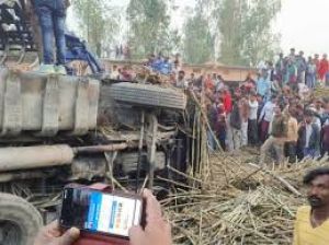 गन्ने से लदा ट्रक पलटा, तीन बच्चों की मौत गन्ने से लदा ट्रक पलटा, तीन बच्चों की मौत