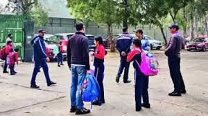   दिल्ली सरकार ने सभी स्कूलों में &lsquo;ऑफलाइन' कक्षाएं फिर से शुरू करने का आदेश दिया