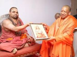  योगी आदित्यनाथ ने महाकुंभ में श्रृंगेरी पीठ के शंकराचार्य से की मुलाकात
