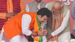 चुनावी मंच पर प्रधानमंत्री मोदी ने तीन बार छुए भाजपा उम्मीदवार के पैर