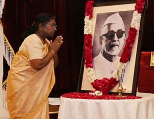 राष्ट्रपति द्रौपदी मुर्मु ने देश के पूर्व राष्ट्रपति डॉ. जाकिर हुसैन को दी श्रद्धांजलि