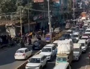 भीड़ को कम करने के लिए प्रयागराज जाने वाले वाहनों को मध्यप्रदेश में रोका गया