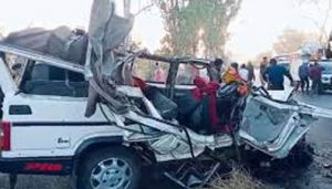 ट्रक से टकराई श्रद्धालुओं की कार, दो महिलाओं समेत चार की मौत ट्रक से टकराई श्रद्धालुओं की कार, दो महिलाओं समेत चार की मौत