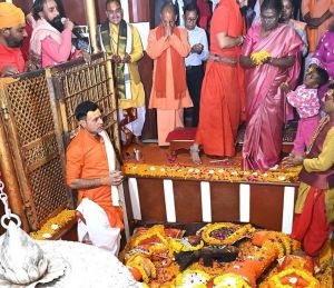 राष्ट्रपति द्रौपदी मुर्मू ने हनुमान मंदिर में किए दर्शन-पूजन, महाकुंभ की दिव्यता की बनीं साक्षी राष्ट्रपति द्रौपदी मुर्मू ने हनुमान मंदिर में किए दर्शन-पूजन, महाकुंभ की दिव्यता की बनीं साक्षी