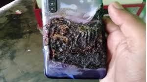 लोकल ट्रेन के अंदर मोबाइल फोन में विस्फोट लोकल ट्रेन के अंदर मोबाइल फोन में विस्फोट