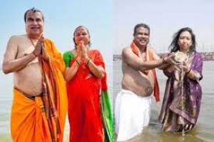 संगम में केंद्रीय मंत्री नितिन गडकरी, धर्मेंद्र प्रधान ने लगाई डुबकी संगम में केंद्रीय मंत्री नितिन गडकरी, धर्मेंद्र प्रधान ने लगाई डुबकी